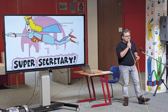 Schulleiter Rainer Methsieder dankte Sabine Handl-Bauer Schulleiter Rainer Methsieder dankte Sabine Handl-Bauer