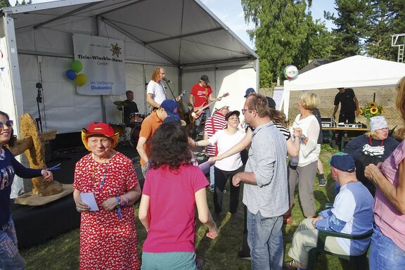 Das abwechslungsreiche Bühnenprogramm sorgt für gute Stimmung Das abwechslungsreiche Bühnenprogramm sorgt für gute Stimmung