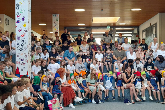 Zuhörende Schülerschaft