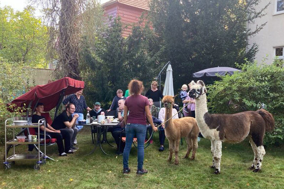 Die Bewohnerinnen und Bewohner begrüßen die ungewöhnlichen Gäste