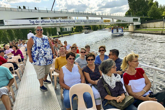 Die Dampferfahrt führte unter anderem an der Gotzkowskybrücke und am Kanzleramt vorbei