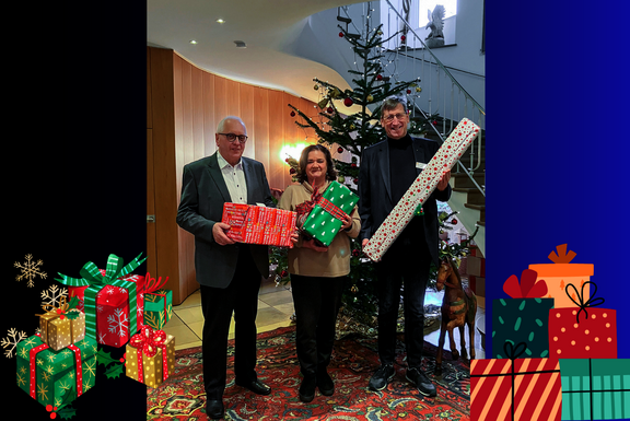 Bei der Geschenkeübergabe  