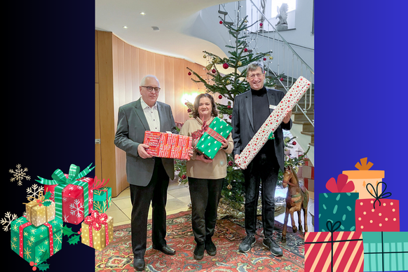 Bei der Geschenkeübergabe