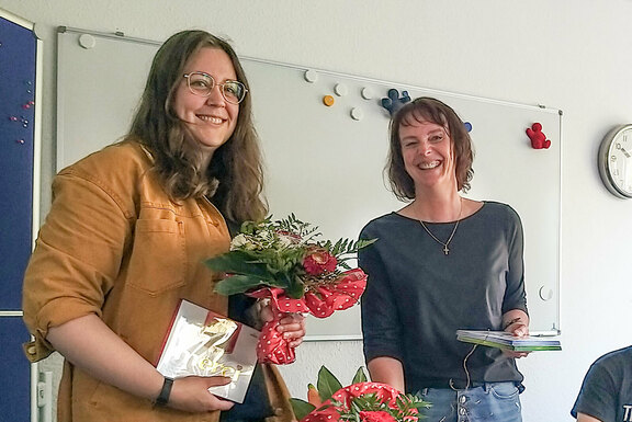 Den Dank an die Kollegin Caro Meyer (li.) fürs Engagement in der MAV übermittelte stellvertretend Katja Kaiser