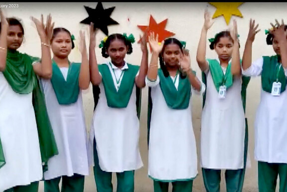 indische Kinder winken