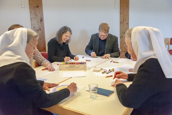 Die Kreativ-Aktion wird im Festsaal des Friedenshortes erprobt