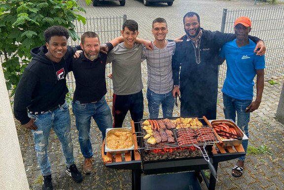 Die Jugendlichen bereiteten gemeinsam mit ihren Betreuern viele verschiedene Köstlichkeiten zu Die Jugendlichen bereiteten gemeinsam mit ihren Betreuern viele verschiedene Köstlichkeiten zu