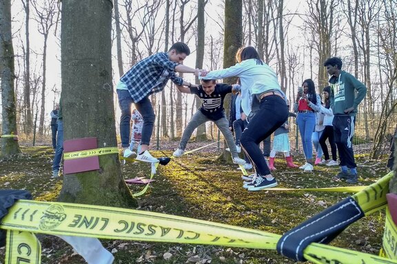 Mut, Geschicklichkeit und Teamgeist sind bei den Outdoor-Aktivitäten gefragt  