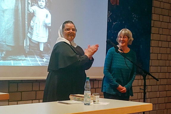 Sr. Christine bedankte sich bei Lydia Betz-Michels für die schöne Lesung