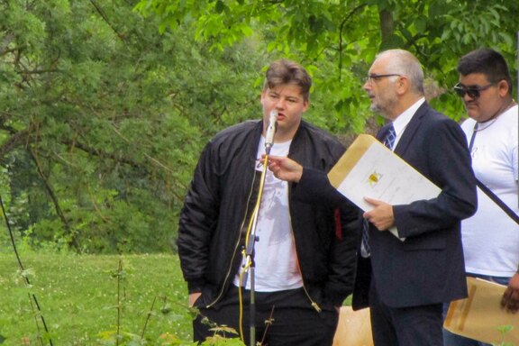 Bei der Zeugnisübergabe ergriffen auch die Schüler das Wort Bei der Zeugnisübergabe ergriffen auch die Schüler das Wort