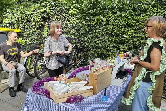 Bewohnerin Sabine Lindemann beim Einkauf, im Hintergrund Bewohner Martin Blücher Bewohnerin Sabine Lindemann beim Einkauf, im Hintergrund Bewohner Martin Blücher