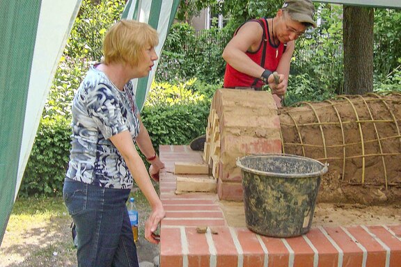 Beim Bau des Lehmbackofens 2010
