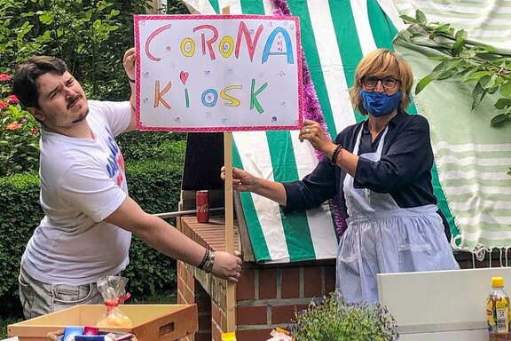 Die Bewohnerinnen und Bewohner können jetzt beim Corona-Kiosk im eigenen Garten einkaufen  