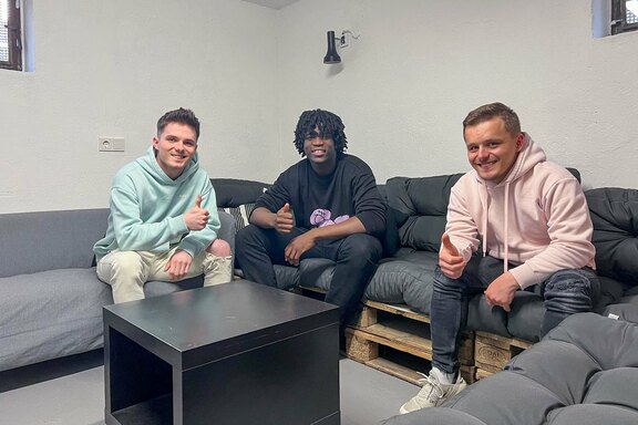 Chillout: Michael, Manuel und Gbati freuen sich über den selbst geschaffenen, gemütlichen Raum