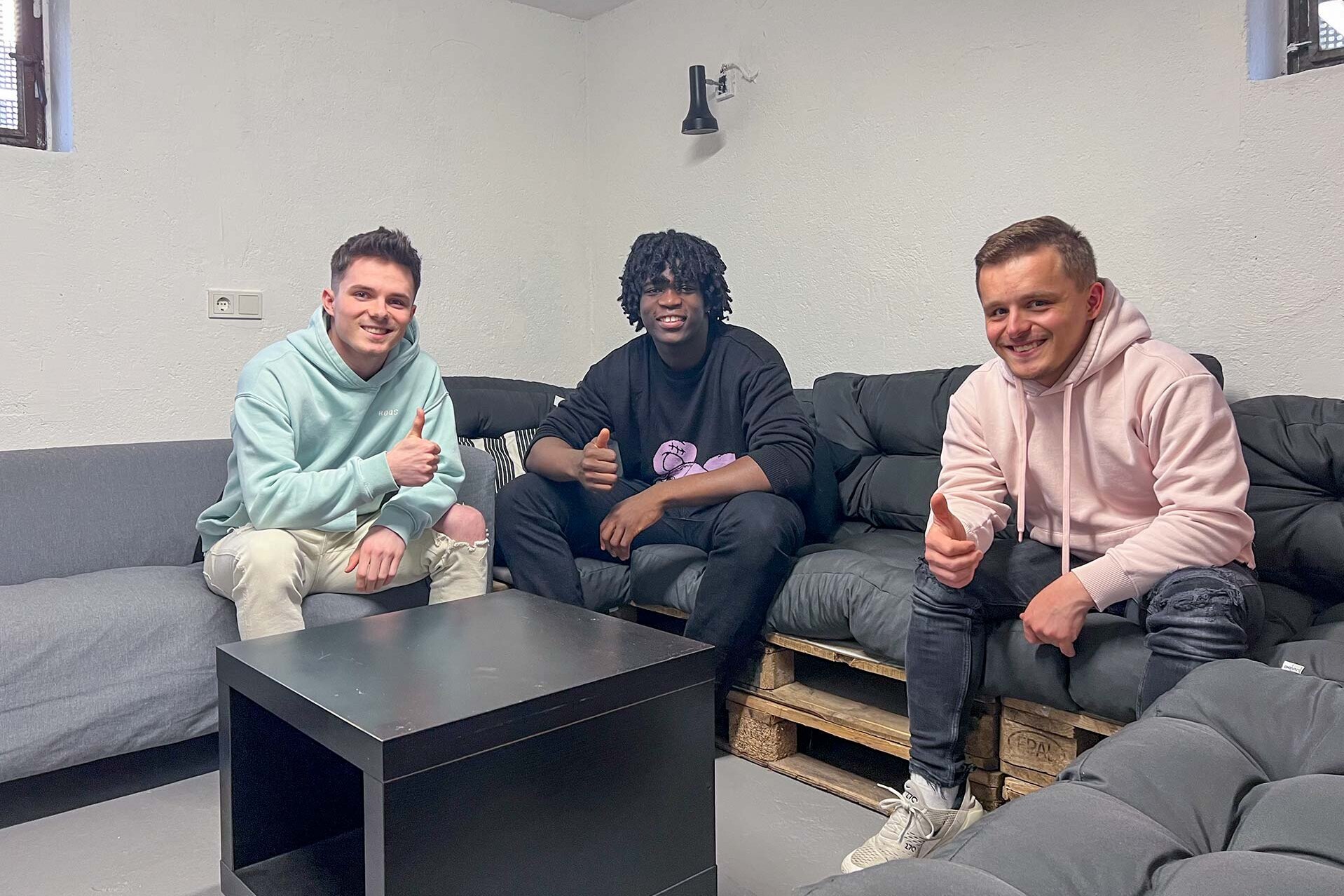 Chillout: Michael, Manuel und Gbati freuen sich über den selbst geschaffenen, gemütlichen Raum