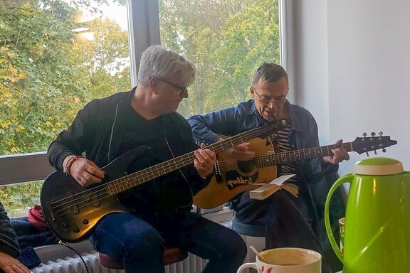 André Klinkenstein (li.) musiziert mit Volker Könitz (Mitarbeiter im neuen Team)