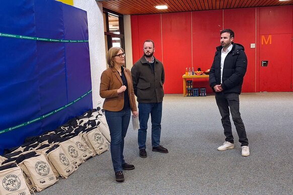 Von links: Cordula Bächle-Walter mit Oliver Rogge und Fabian Wecker von Round Table Von links: Cordula Bächle-Walter mit Oliver Rogge und Fabian Wecker von Round Table