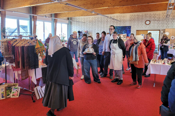 Impressionen vom Basar, Gratulation an Sr. Christine
