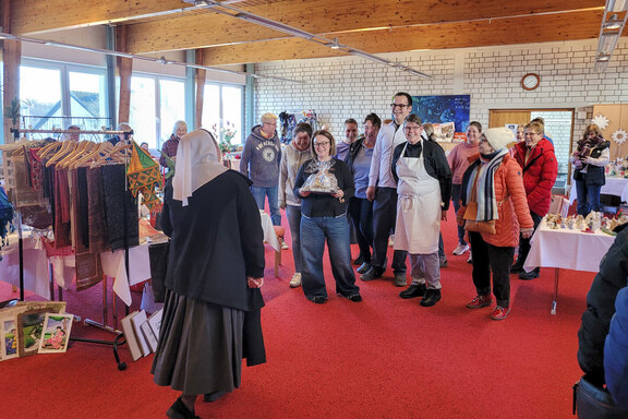 Impressionen vom Basar, Gratulation an Sr. Christine