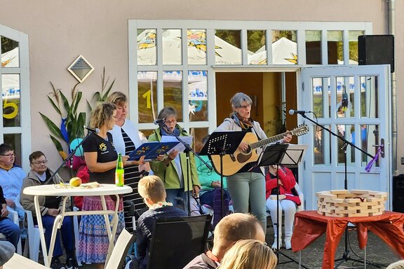 Der Mitarbeitenden-Chor gestaltete die Feier musikalisch