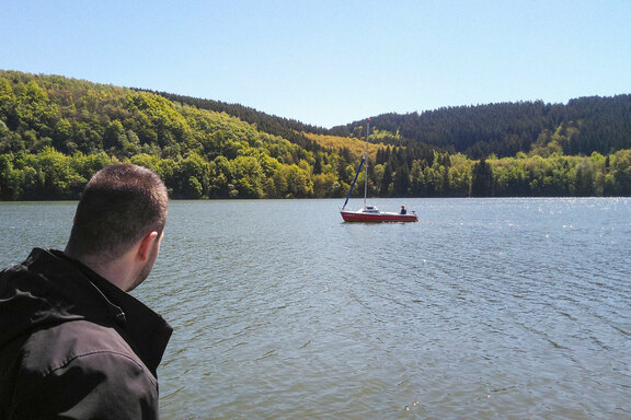 Die O-NASS-IS gleitet übers Wasser