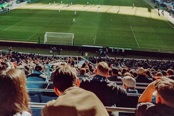 Blick von der Tribüne auf das Spielfeld