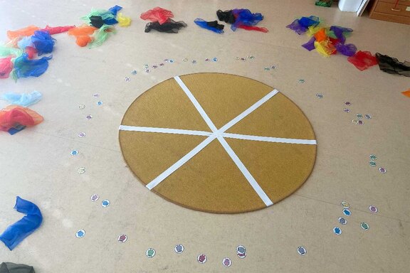 Bewegungsspiel aus dem Workshop „EvA und das Farbenmonster“