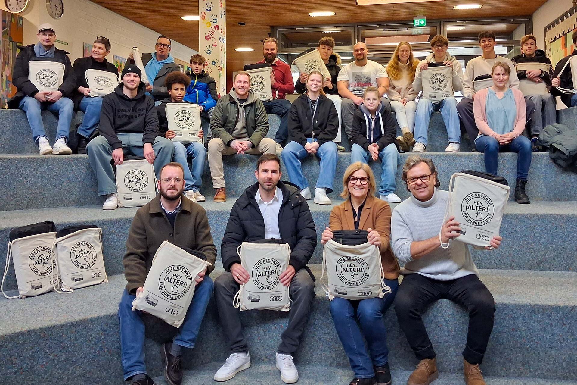 Gruppenfoto während der Spendenübergabe in der Aula der Tiele-Winckler-Schule