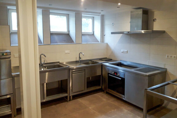 Alle freuen sich, in der neuen Küche wieder gemeinsam zu kochen