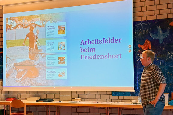 Recruiter Teemu Schulz informierte über die Arbeitsfelder im Friedenshort Recruiter Teemu Schulz informierte über die Arbeitsfelder im Friedenshort