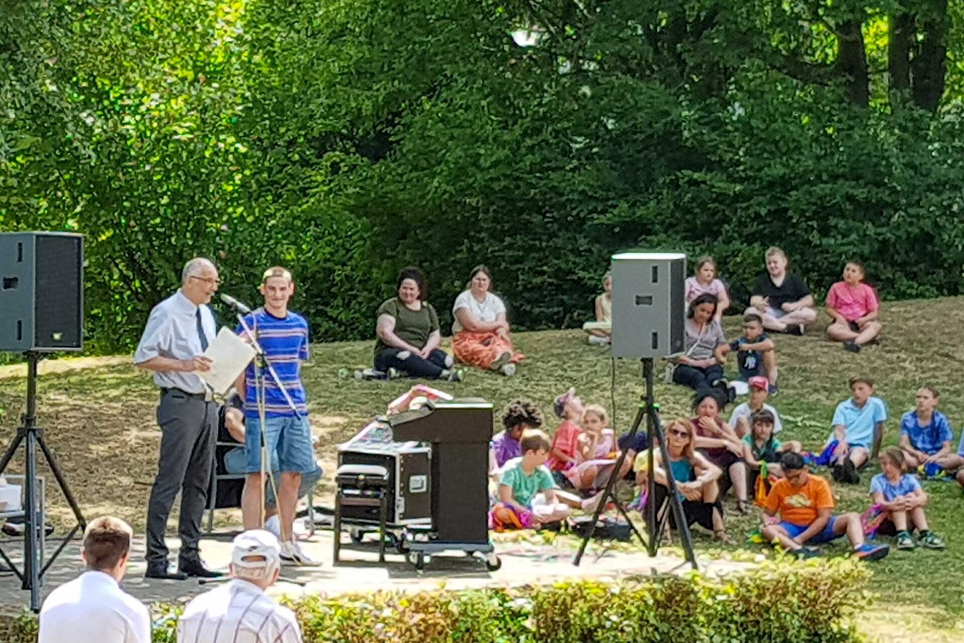 Während der Zeugnisübergabe: hier mit Linus, der einen Notendurchschnitt von 1,1 erzielte