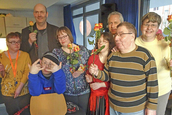 Die Band unter der Leitung von Musiktherapeut Peter Renkl heizte mit einem abwechslungsreichen Musikmix ein ... Die Band unter der Leitung von Musiktherapeut Peter Renkl heizte mit einem abwechslungsreichen Musikmix ein ...