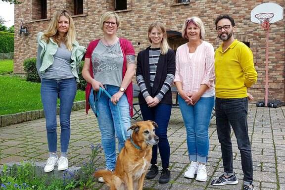 Von links nach rechts: Helena Buchen, Britta Strömann, Tammy Funk, Sabine Buchen, Adil Cadi und der Hund Rocky  