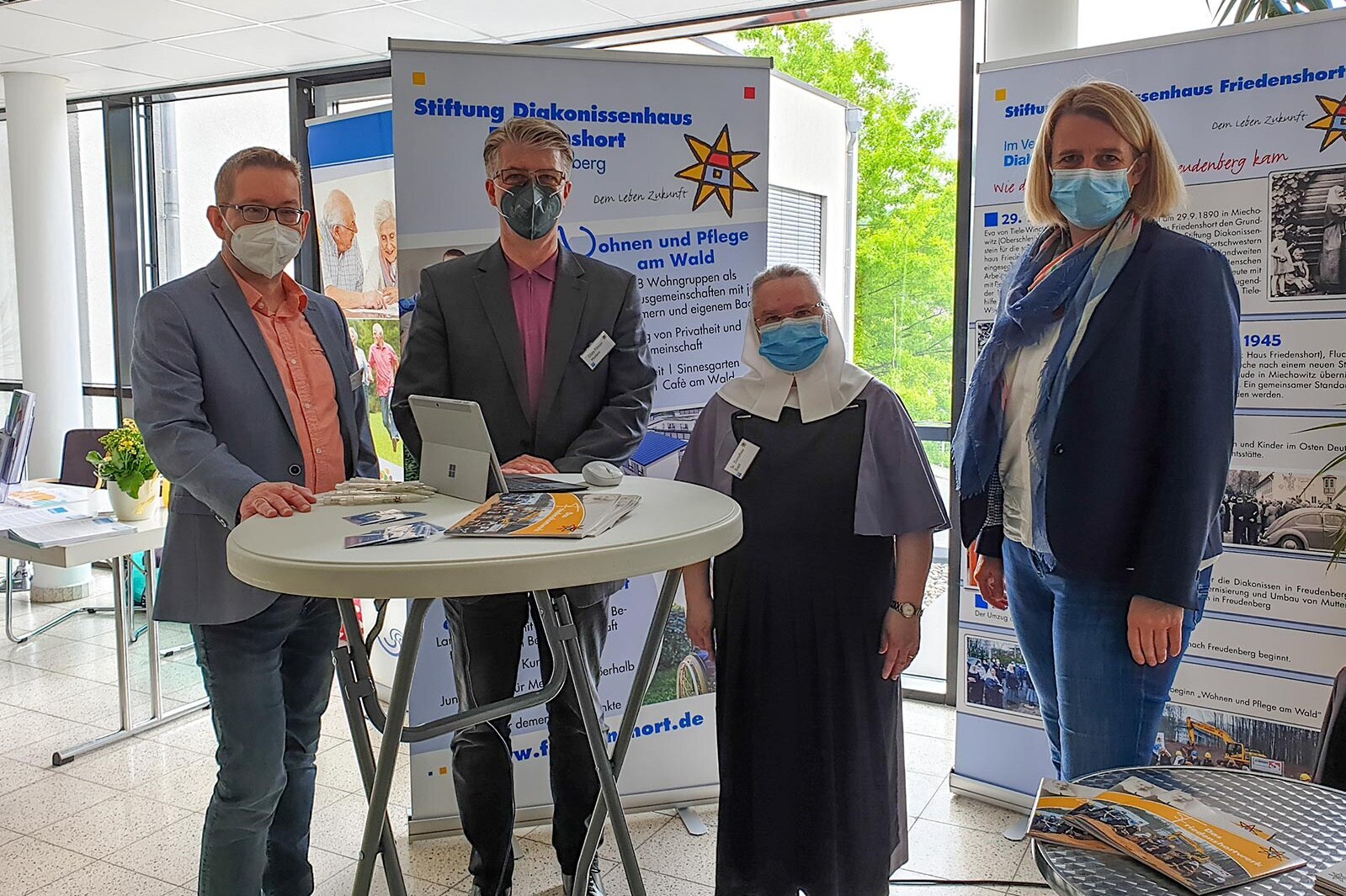 Auch Bürgermeisterin Nicole Reschke (re.) besuchte den Stand, daneben (v.r.) Sr. Dorothea Breit, Götz-Tilman Hadem, Henning Siebel