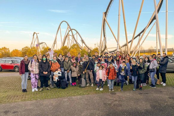 Gruppenfoto mit Achterbahn im Hintergrund Gruppenfoto mit Achterbahn im Hintergrund