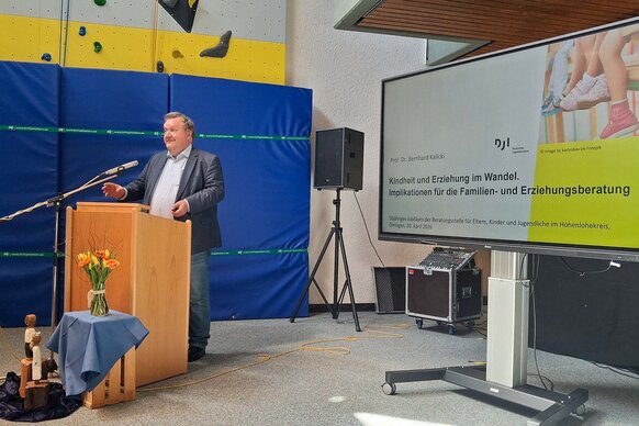 Prof. Dr. Bernhard Kalicki warf einen Blick auf gesellschaftliche Entwicklungen und deren Folgen für Familien