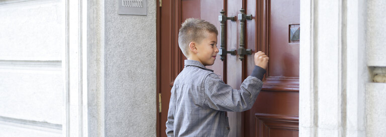 Junge klopft an Tür