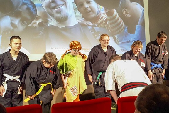 Bevor der Film abgespielt wurde, gab es eine Aufführung der Karategruppe „Durch – Starten“