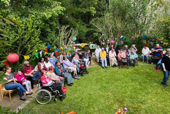 Fröhliche Runde im Garten Haus Handjerystraße Fröhliche Runde im Garten Haus Handjerystraße