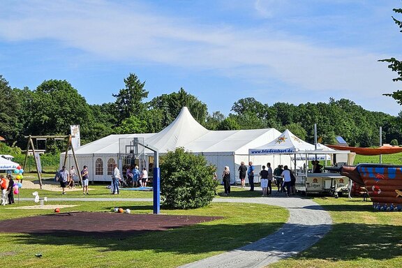 Blick auf das Gelände mit Festzelt