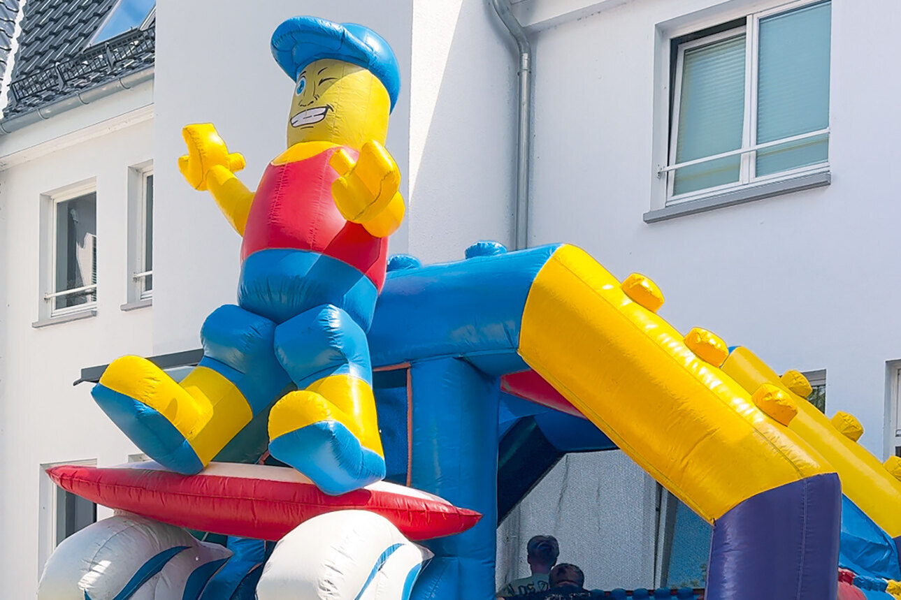 Die Hüpfburg lud zum Toben ein