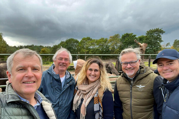 Yasmin Kleeblatt (Fachberatung und Koordination, Einrichtung Tostedt) mit Mitgliedern des Lions Clubs