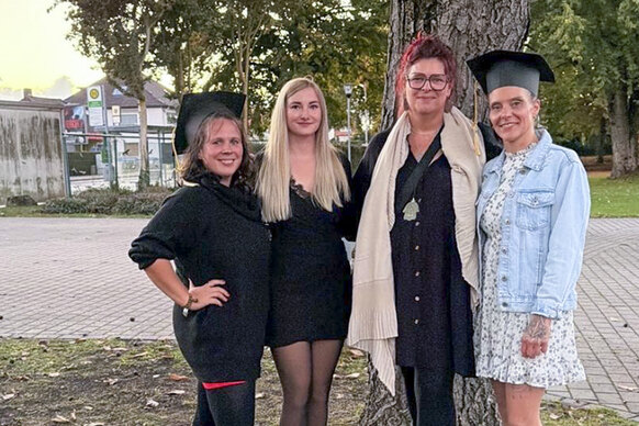 Die BA-Studentinnen mit Leitung