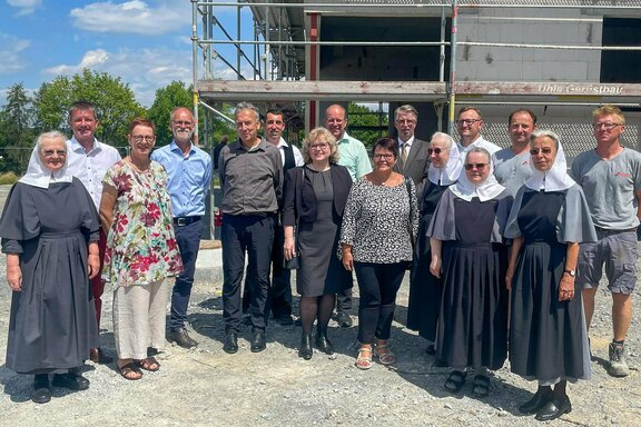 Gruppenfoto mit den Gästen aus nah und fern, darunter auch Friedenshort-Diakonissen