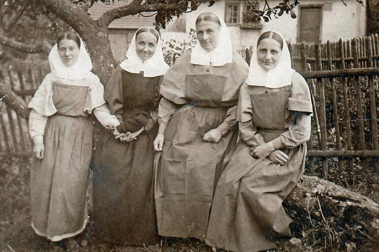 Mutter Eva mit Mitschwestern 1917