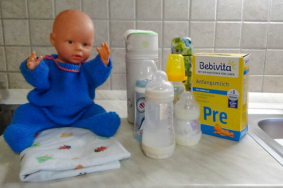 Auch der Umgang mit einer „Baby-Grundausstattung“ gehört dazu