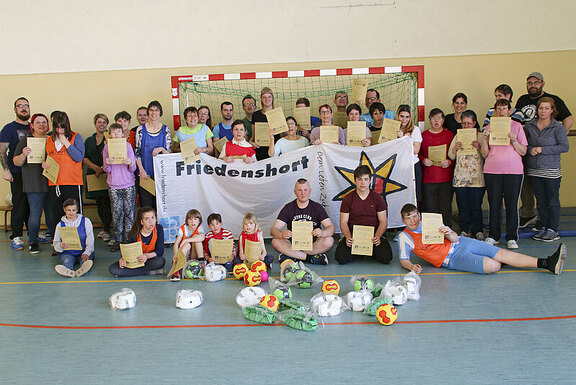 Die Teilnehmer des Hallensportfests versammelten sich zum Gruppenfoto