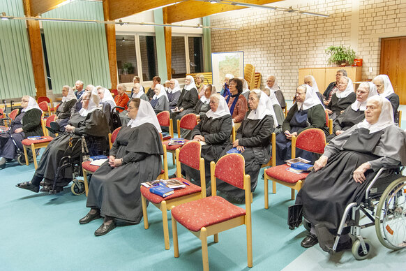 Die Friedenshort-Diakonissen und weitere Besucher beim sehr eindrücklichen Vortrag Die Friedenshort-Diakonissen und weitere Besucher beim sehr eindrücklichen Vortrag