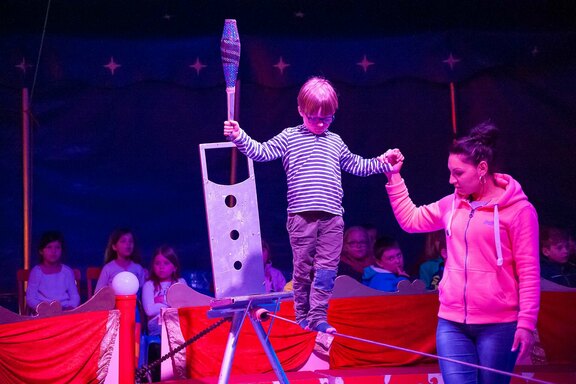 Jaqueline Trumpf mit kleinen Artisten bei einem Mitmach-Projekt Jaqueline Trumpf mit kleinen Artisten bei einem Mitmach-Projekt