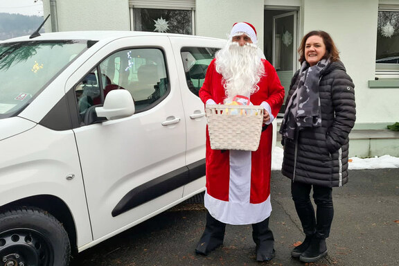 Der Nikolaus auf Rundtour mit Andrea Krumm-Tzoulas (Bereichsleitung der stationären Hilfen in Freudenberg/Siegen)